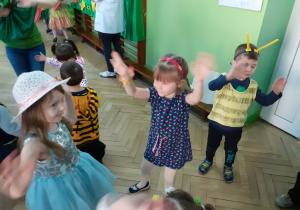 Dzieci tańczą do wiosennej piosenki.